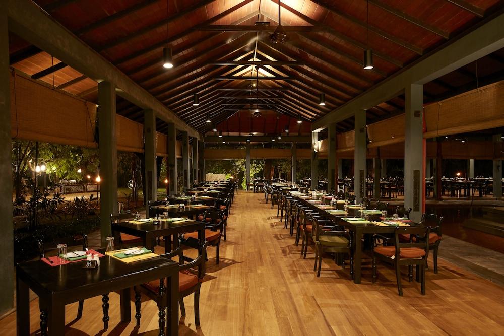 โรงแรมสิกิริยา ภายนอก รูปภาพ The interior of the restaurant