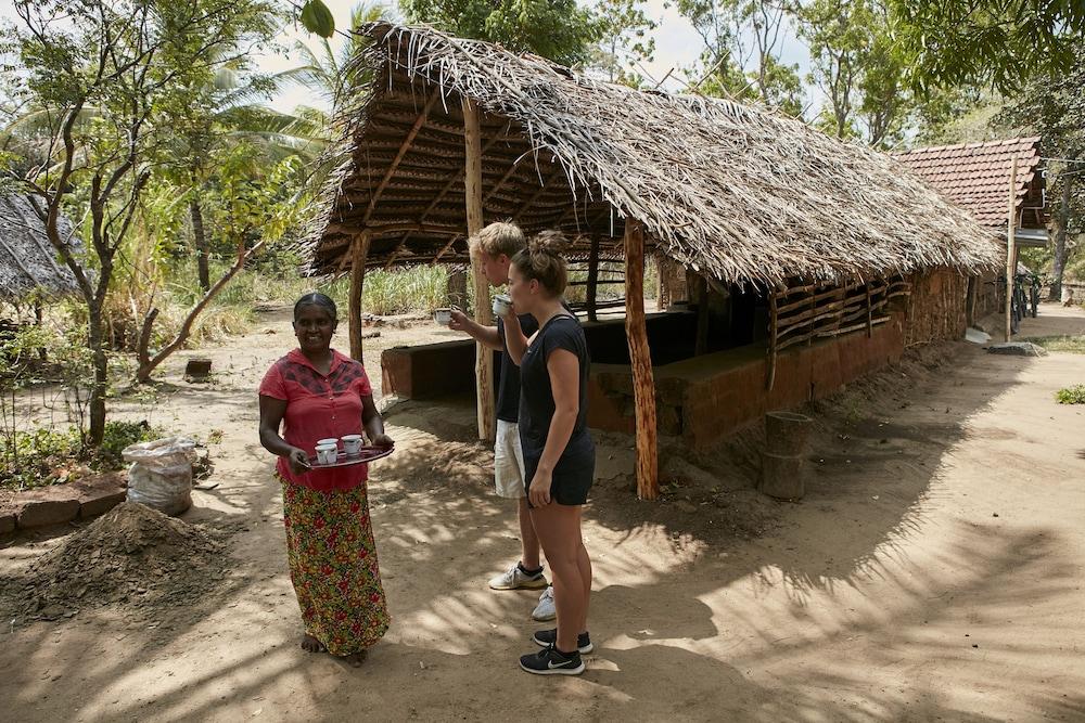 โรงแรมสิกิริยา ภายนอก รูปภาพ A woman from the village of N'wassibi, in the N'wassibi District, speaks with a Peace Corps volunteer.