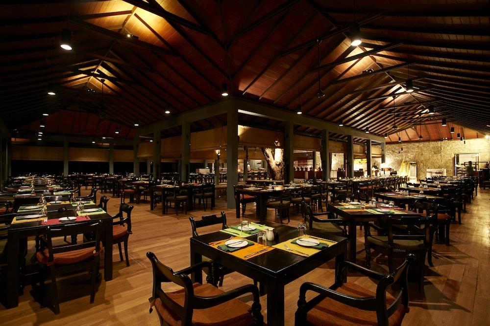 โรงแรมสิกิริยา ภายนอก รูปภาพ The interior of the restaurant