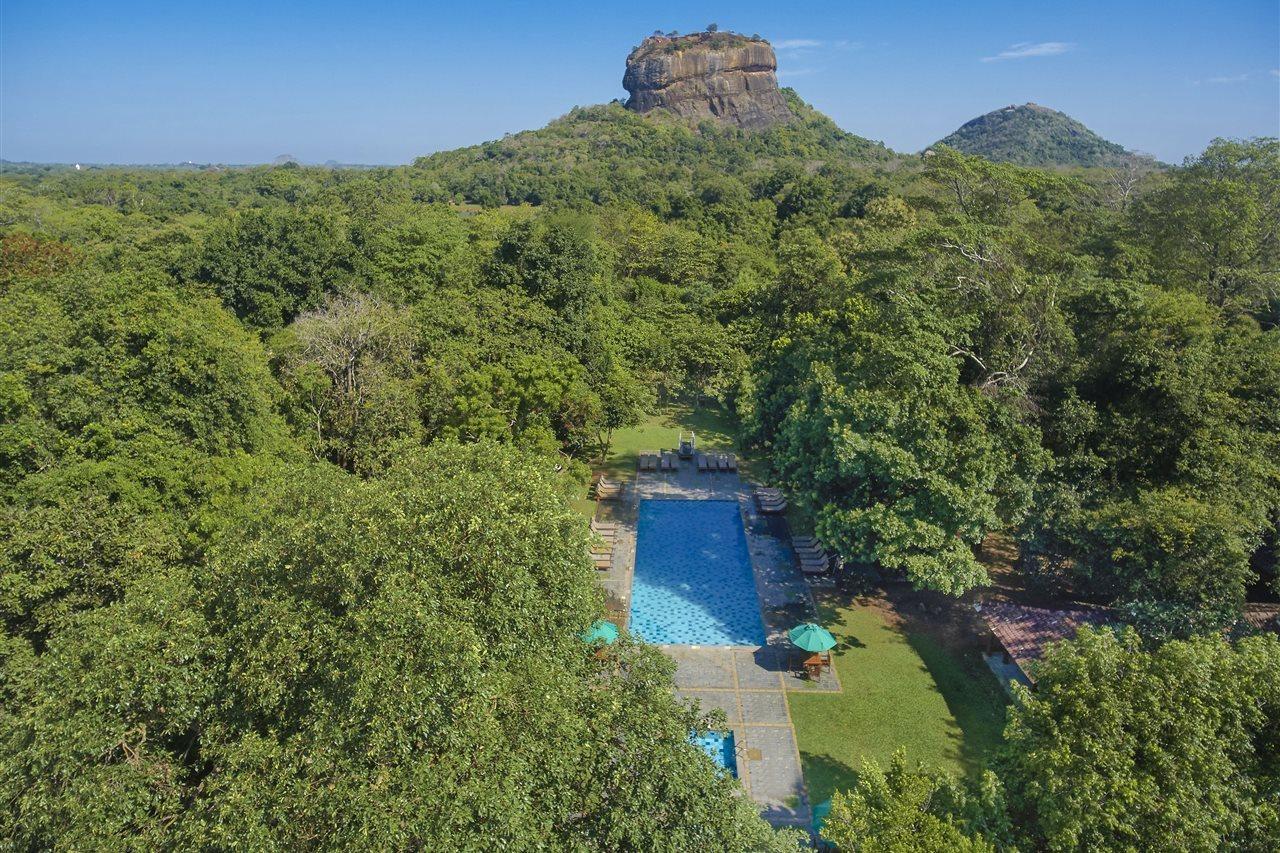 โรงแรมสิกิริยา ภายนอก รูปภาพ Sigiriya Rock