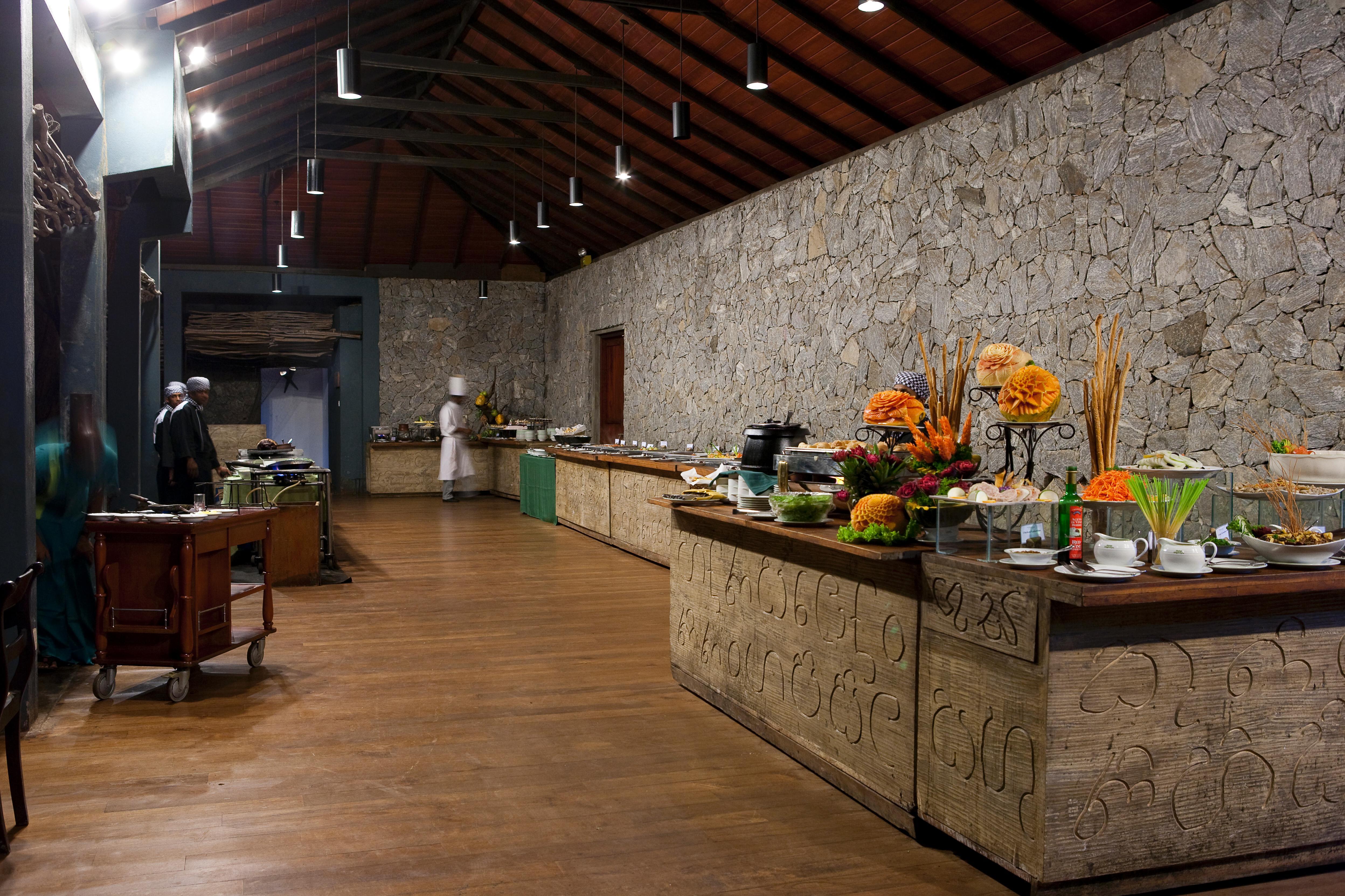 โรงแรมสิกิริยา ภายนอก รูปภาพ The buffet at the restaurant