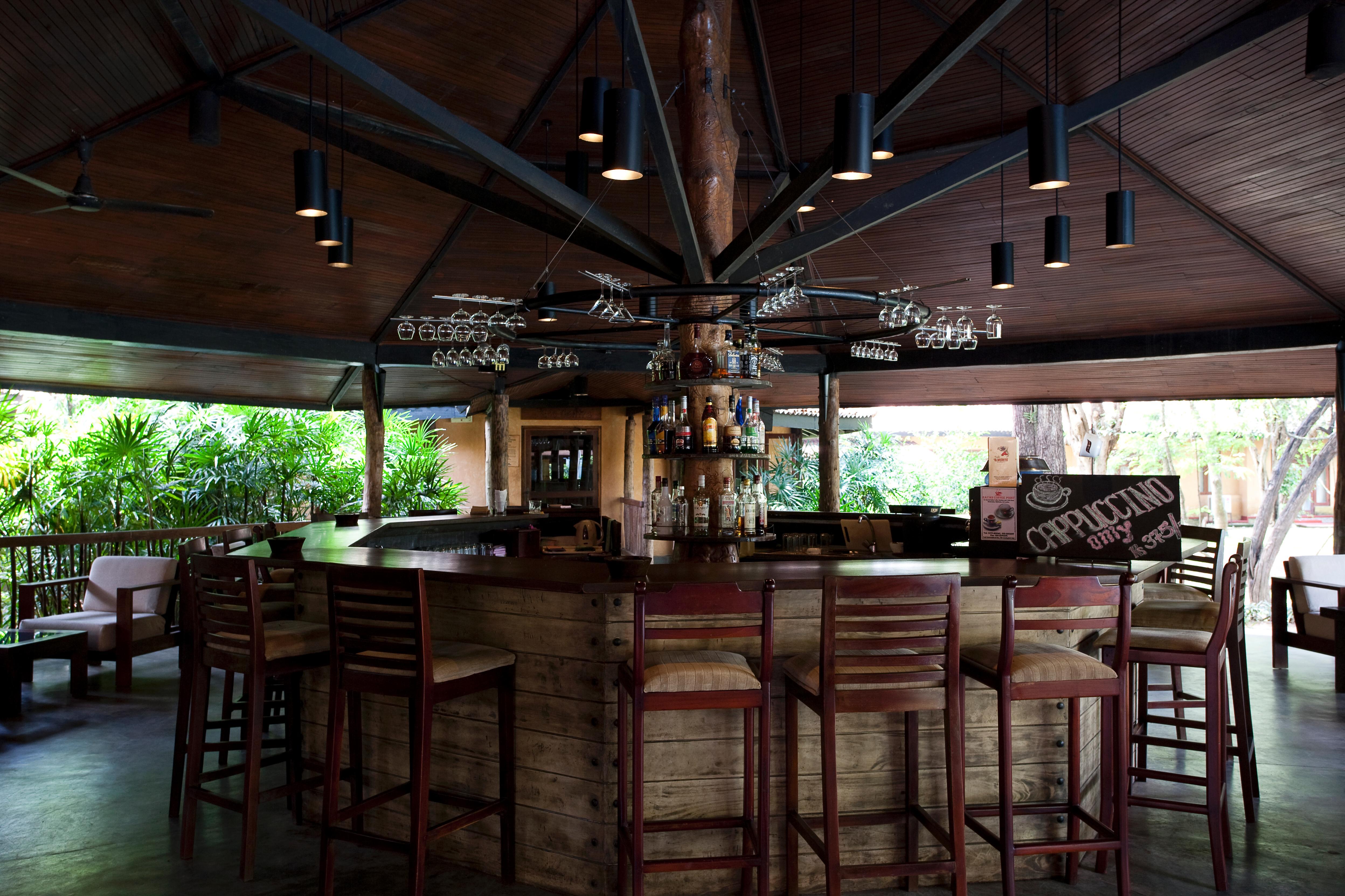 โรงแรมสิกิริยา ภายนอก รูปภาพ The bar at the restaurant