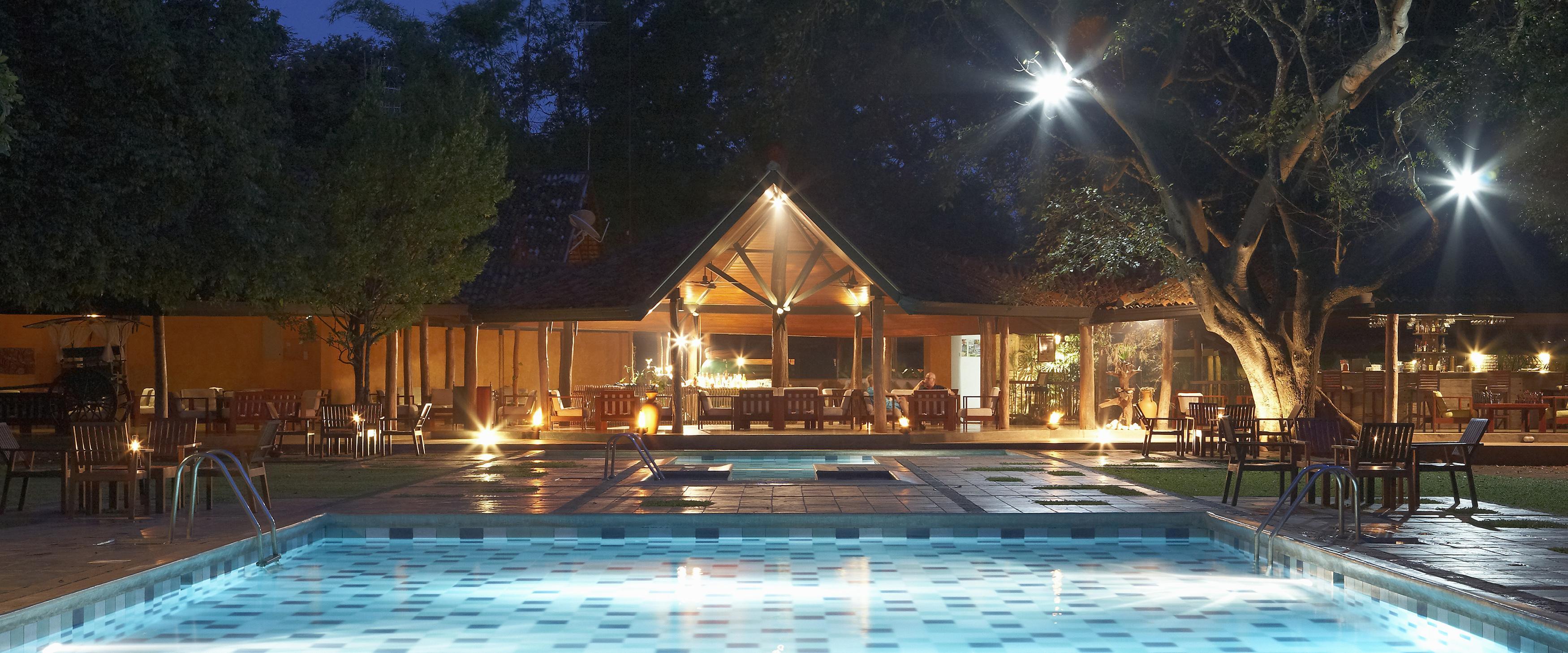 โรงแรมสิกิริยา ภายนอก รูปภาพ The swimming pool at the hotel