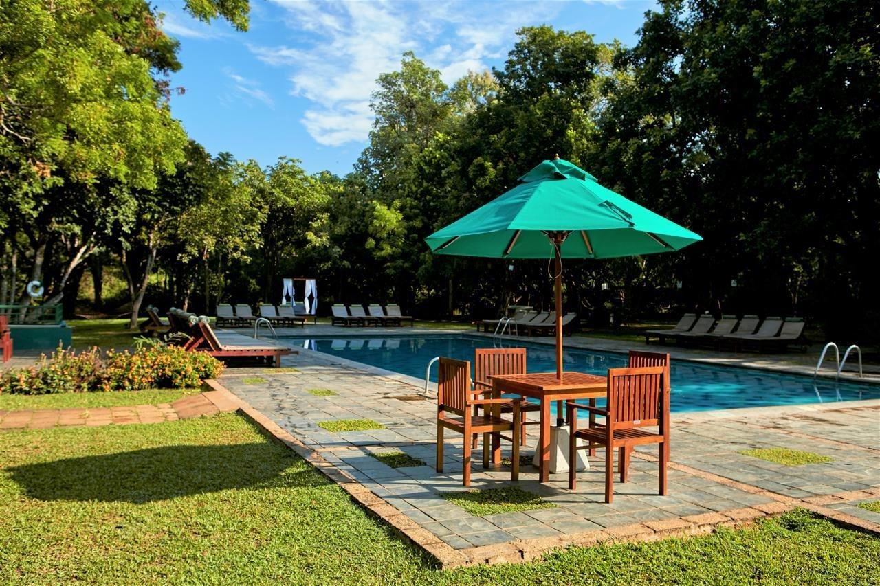 โรงแรมสิกิริยา ภายนอก รูปภาพ The swimming pool at the hotel
