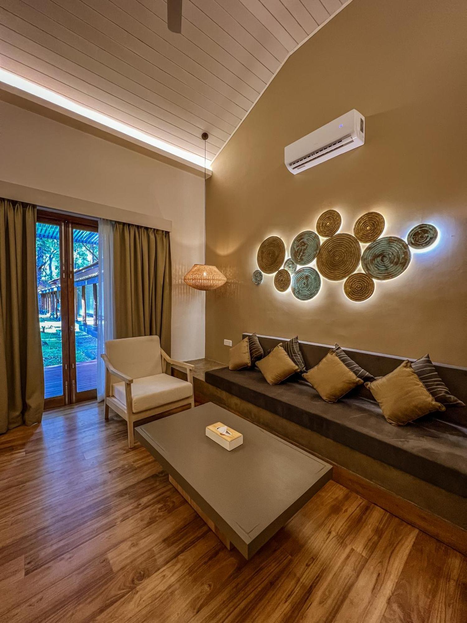 โรงแรมสิกิริยา ภายนอก รูปภาพ A living room at the resort