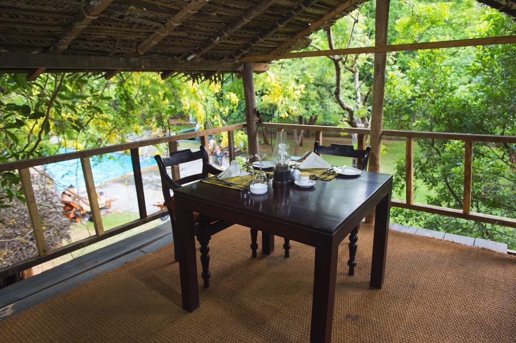 โรงแรมสิกิริยา ภายนอก รูปภาพ The restaurant at the resort