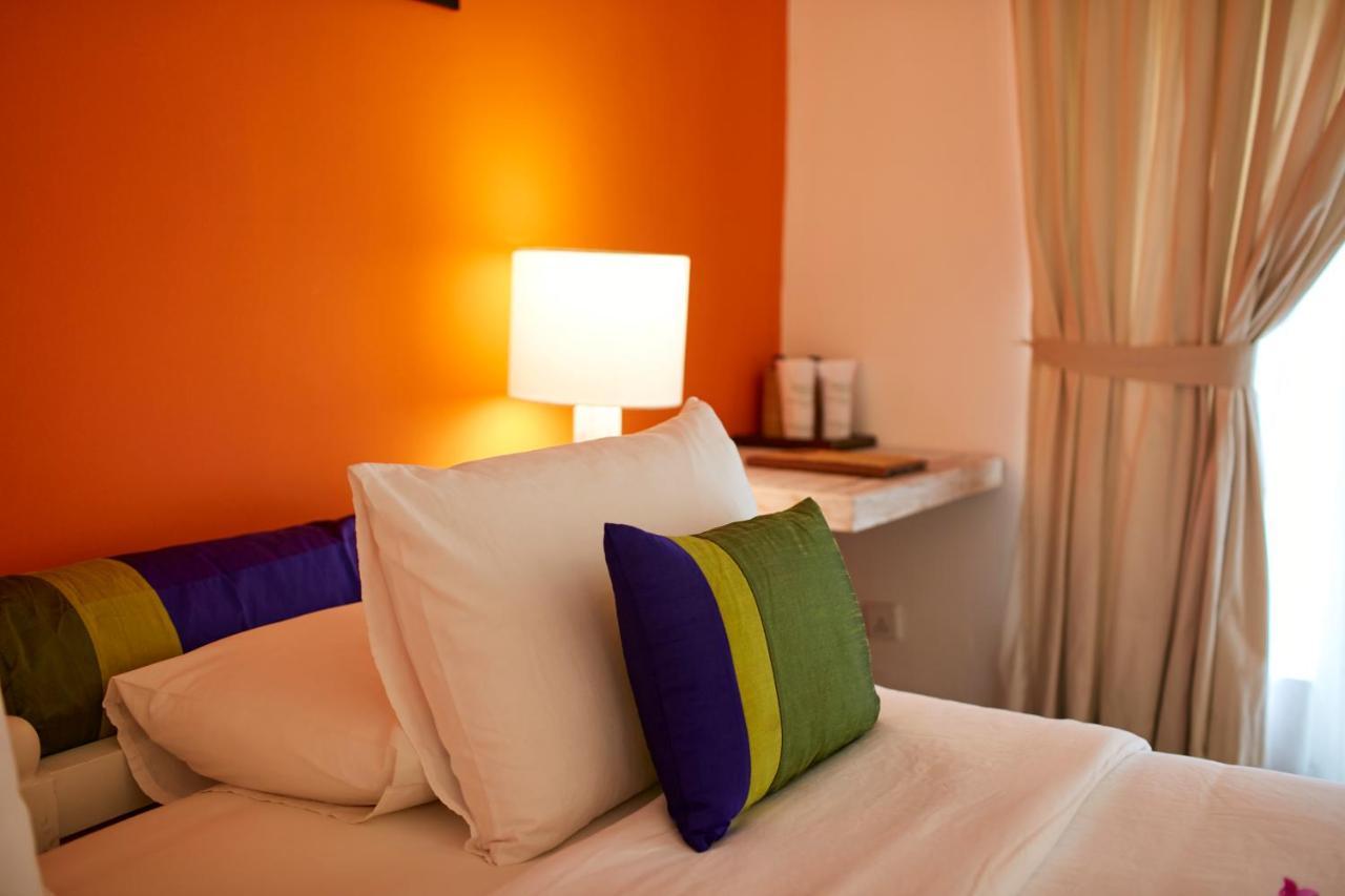 โรงแรมสิกิริยา ภายนอก รูปภาพ A bedroom at the hotel