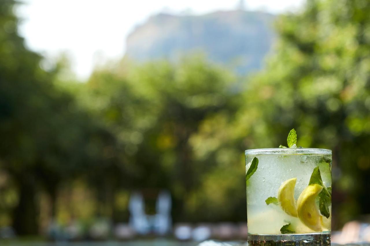 โรงแรมสิกิริยา ภายนอก รูปภาพ A glass of lemonade