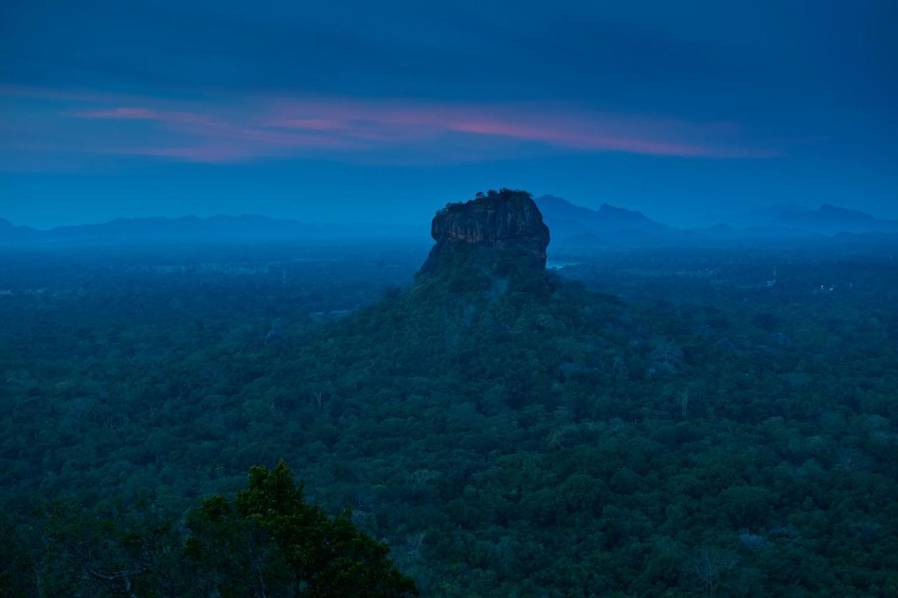โรงแรมสิกิริยา ภายนอก รูปภาพ Sigiriya at sunset