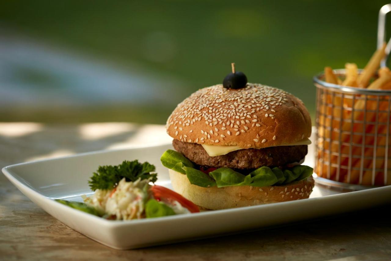 โรงแรมสิกิริยา ภายนอก รูปภาพ A hamburger