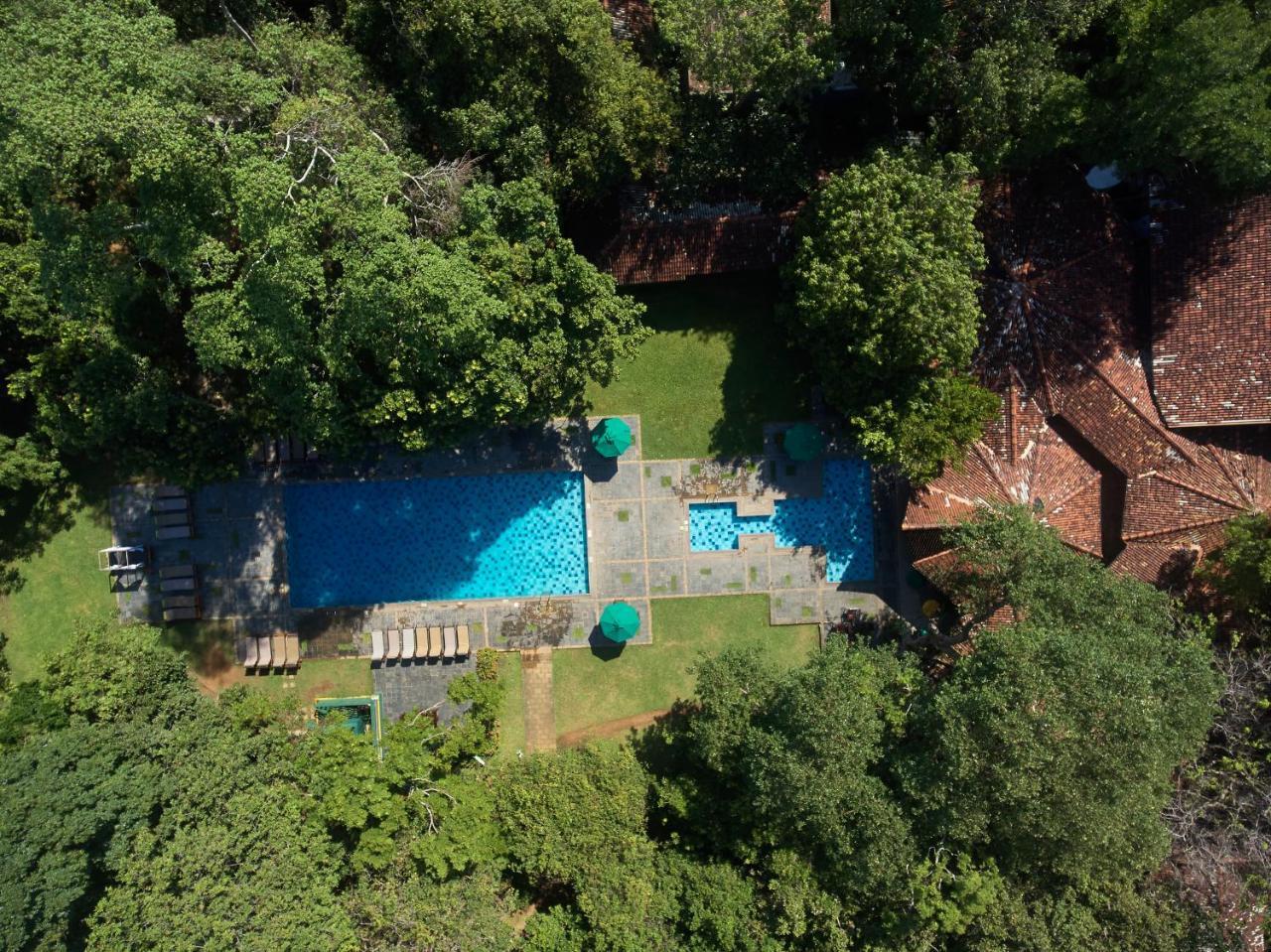 โรงแรมสิกิริยา ภายนอก รูปภาพ Aerial view of the pool at the home of the 19th Duke of Grafton