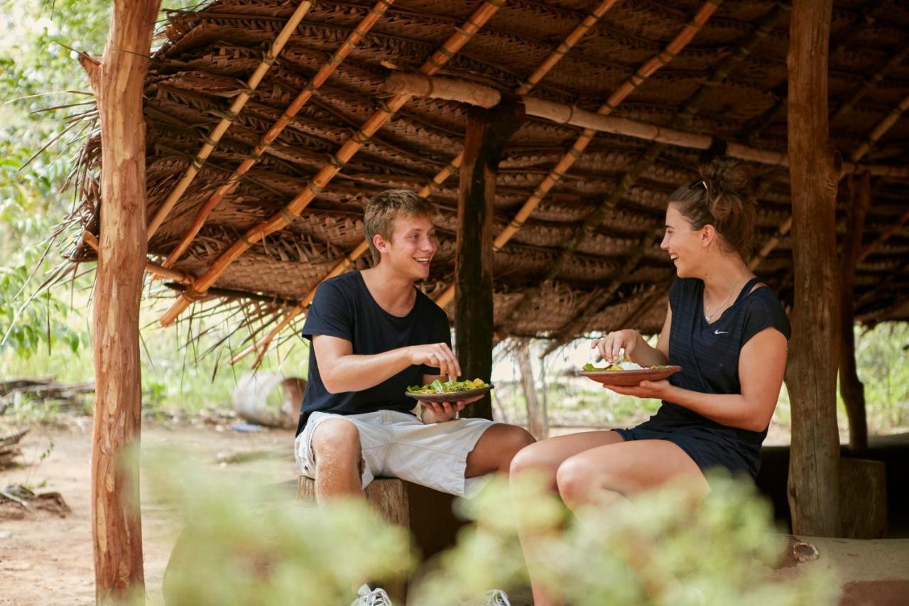 โรงแรมสิกิริยา ภายนอก รูปภาพ Visitors at the Stone Age Centre