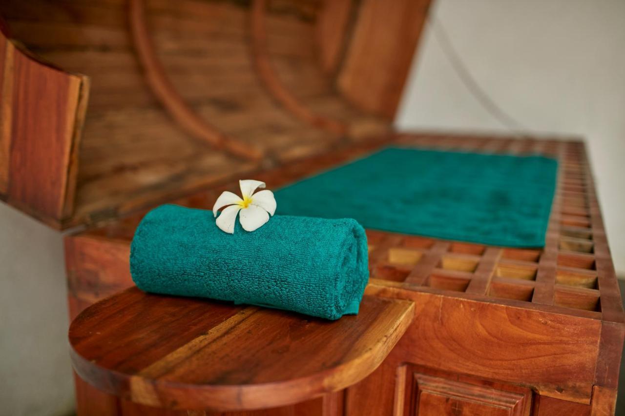 โรงแรมสิกิริยา ภายนอก รูปภาพ Plumeria flower on a towel
