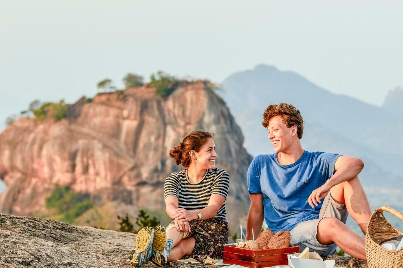 โรงแรมสิกิริยา ภายนอก รูปภาพ A couple on a picnic